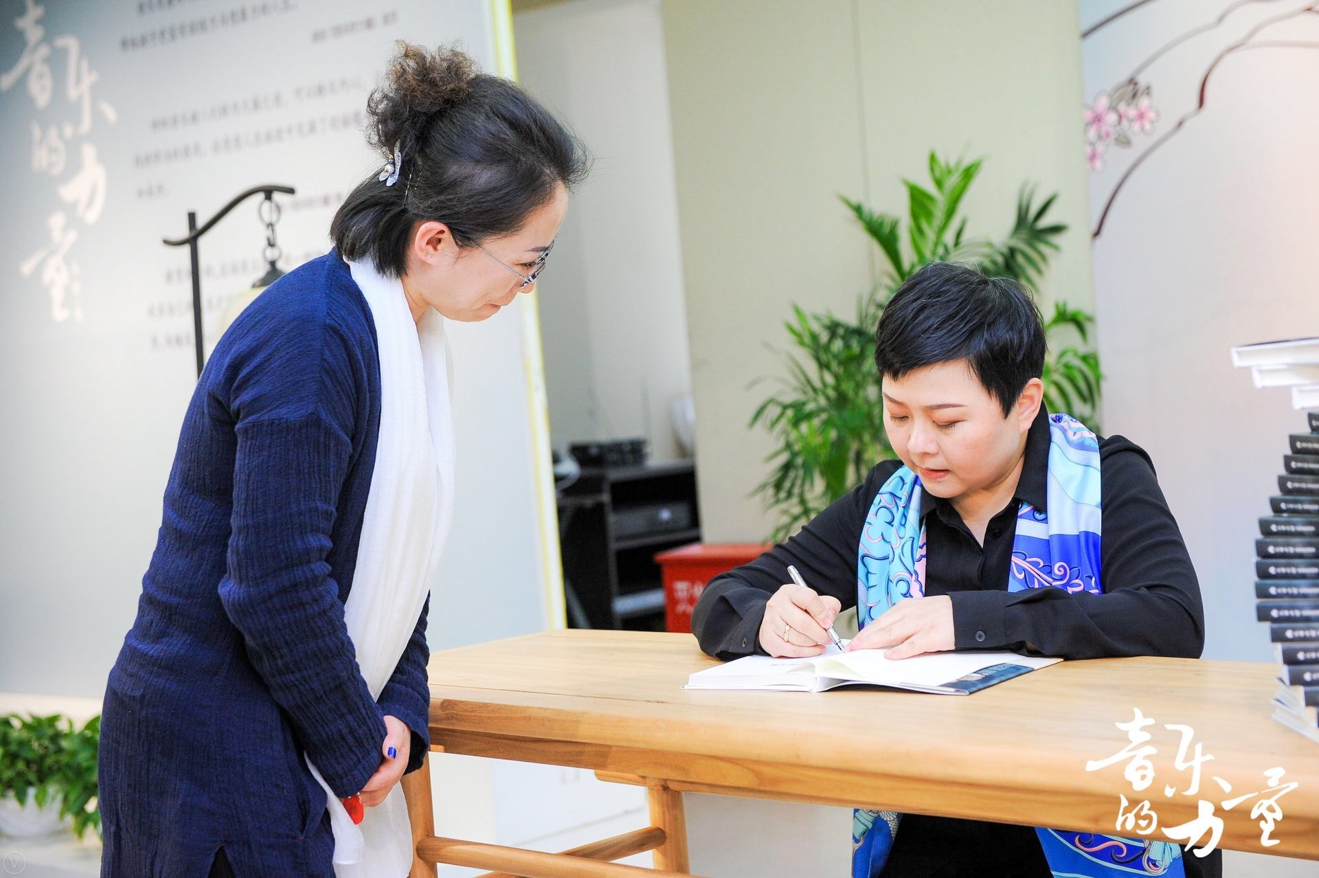 菲蓓爾品牌創(chuàng)始人、《音樂的力量》作者馬駿現(xiàn)場進(jìn)行新書簽售