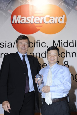 交通銀行信用卡中心市場部總監(jiān)劉育健（右）接受由萬事達卡亞太/中東和非洲地區(qū)總裁 Andre Sekulic （左）頒發(fā)的獎項