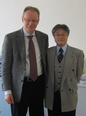 Klaus Bosch, CEO of TUV SUD Rail (left) and Dennis Li, Director of 
MetroSolutions(right)