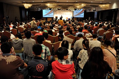 5月13日下午，北京新東方學校在中關村附近某酒店所舉辦的“雅思考試與海外留學高峰論壇”吸引了大量對雅思考試感興趣的學生家長。