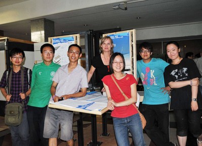 海福樂市場部總監 Petra Vogelsang 女士與較佳作品及其作者合影