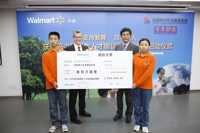 沃爾瑪全球公司事務(wù)執(zhí)行副總裁戴思理先生（Leslie Dach）向中國青少年發(fā)展基金會(huì)捐贈(zèng)300萬元人民幣，用以成立沃爾瑪中國零售人才培訓(xùn)