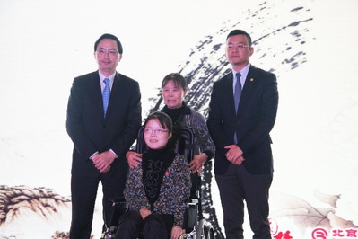 北京銀行副行長(zhǎng)許寧躍先生、海航悅逸度假俱樂部董事長(zhǎng)趙暉先生與殘疾畫家汪玉婷合影