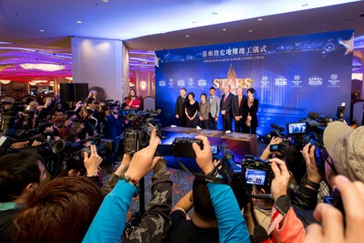 香港紅星古天樂、袁詠儀及朱茵于星期一在金沙城中心出席澳門喜來登酒店宏地樓竣工典禮后，為金沙城中心的“星光大道”進(jìn)行打手印及簽名儀式。從左至右：澳門喜來登金沙城中心酒店董事總經(jīng)理若瑟夫-道普先生、朱茵、澳門特別行政區(qū)政府旅游局局長(zhǎng)文綺華女士、古天樂、金沙中國(guó)有限公司總裁兼行政總裁愛德華-卓思先生、金沙中國(guó)有限公司行政副總裁兼營(yíng)運(yùn)總裁大衛(wèi)-西斯克先生、袁詠儀