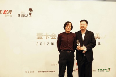 兩岸三地知名文化學者胡野秋為新聞漫畫達人顏慶雄頒獎，他認為這個時代需要平凡人來對生活目標進行修正。