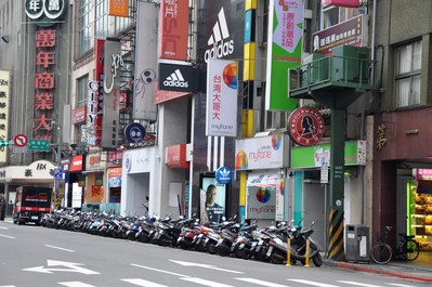 無論機(jī)車、轎車、自行車，無論多么狹窄的街道，都停得整齊劃一。