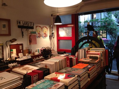 與其說好樣本事是家書店，不如說是一間生活店，熱愛旅行的女老板從全世界淘來生活物件與客人們分享