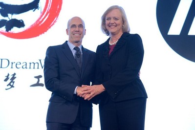 惠普公司總裁兼首席執行官梅格·惠特曼女士與夢工廠動畫首席執行官杰弗瑞·卡森伯格先生握手慶祝