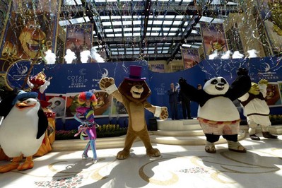 DreamWorks動(dòng)畫(huà)人物于星期日在金沙城中心舉行的“金光大道度假區(qū) ─ 體驗(yàn)夢(mèng)工場(chǎng)”啟動(dòng)儀式上與大批圍觀的訪客見(jiàn)面。圖片由Graham Uden提供。