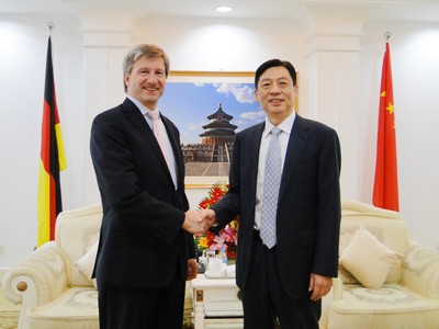 2013年7月3日，國家質(zhì)檢總局副局長孫大偉會(huì)見TUV南德意志集團(tuán)管理委員會(huì)主席施特克芬博士（Dr. –Ing Axel Stepken）