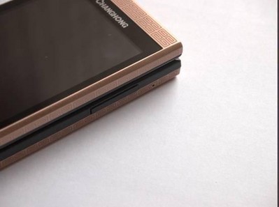 雙麥克風設計，使通話更清晰。