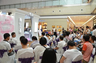 七夕，數百名單身男女齊聚“克拉女人”現場，讓珍愛相擁