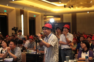 臺下名鞋庫CEO許松茂對反方的幽默發問引起全場笑聲