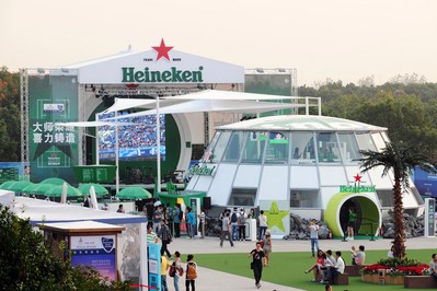 賽場邊的喜力啤酒花園吸引了眾多球迷參與互動游戲，駐足小憩觀看現(xiàn)場樂隊演出。