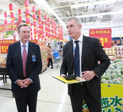 沃爾瑪全球CEO麥道克和中國CEO高福瀾考察大賣場，深入了解市場
