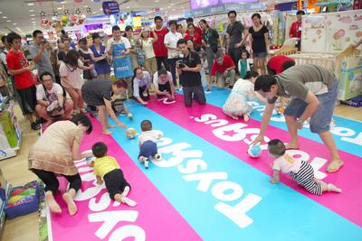 在爸爸媽媽們的加油助威聲中，寶寶們歡樂地進行著爬行比賽