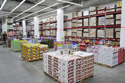 山姆深圳福田店大量使用大卡板陳列商品。