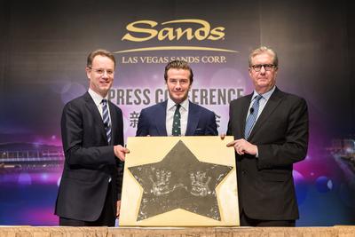金沙中國有限公司及濱海灣金沙的管理層與全球風雲人物<br />大衛.碧咸一同出席星期五於澳門威尼斯人舉行的新聞發佈會。<br />拉斯維加斯金沙集團與 Beckham Ventures 於該新聞發佈會上<br />宣佈成為亞洲合作伙伴。 <br />左至右：新加坡濱海灣金沙總裁兼首席執行官喬志.騰、<br />大衛.碧咸、金沙中國有限公司總裁兼行政總裁愛德華.卓思 