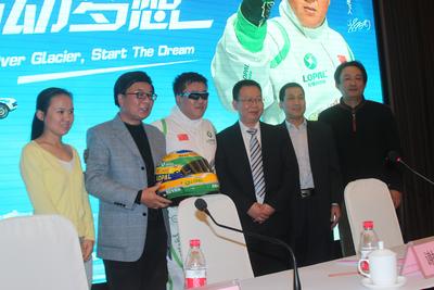 從左依次：搜狐網新聞副總編周蓉、中央電視臺著名主持人韓喬生、飛越車手謝雨均、活動主辦方 -- 江蘇龍蟠石化總經理石俊峰、活動協辦方 -- 黑龍江省黑河市旅游局常務副局長張寶紅、活動支持方 -- 江蘇大唐靈獅廣告有限公司總經理吳綱