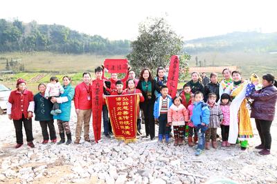 沃爾瑪“社區活動中心”奠基儀式上員工志愿者與當地百姓合影